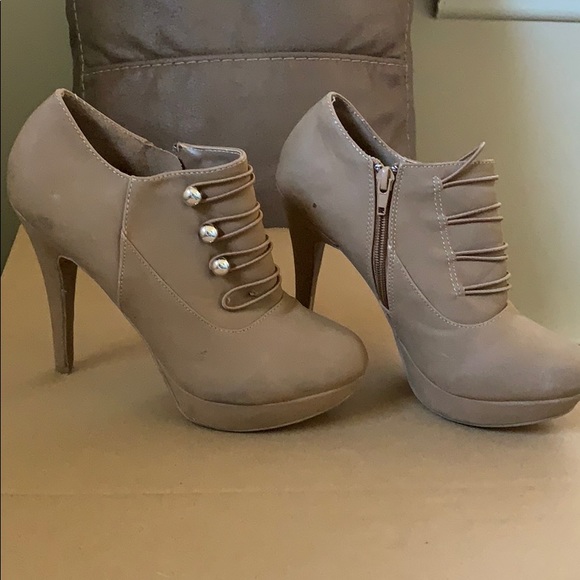 Shoes - Picture 2 of 5